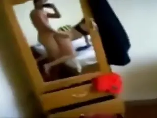 火辣红发熟女的双飞刺激引爆原始欲望风暴，她沉溺于两个情人的快感中，身体在纯粹高潮中抽搐。她的淫叫久久回荡。