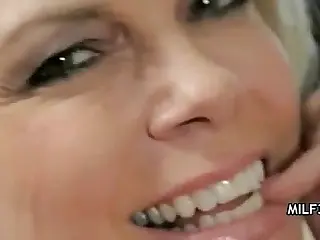Mach dich bereit für ein unvergessliches Erlebnis, wenn eine großbusige MILF ihre Liebe zum intensiven Analvergnügen offenbart und die Herausforderung mit offenen Armen und wilder Begeisterung annimmt. Sieh ihren puren Trieb und ihre zügellose Lust, wie sie dem Moment verfällt – eine Szene, die sowohl gewagt als auch extrem befriedigend ist, ihr Stöhnen und Keuchen hallt im Raum.