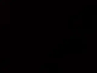 Regarde une épouse chevaucher comme une jument en chaleur, se cabrant et geignant avec une passion débridée. Chacun de ses mouvements est une danse d’extase pure.