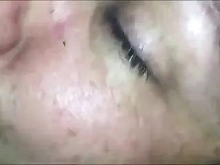 فتاة ميلف شقية تستسلم لرغباتها، متلهفةً للضرب الشرجي الشديد، حيث تملأ أناتها الجو بينما تبلغ ذروة المتعة. المشهد سيمفونية من اللمس والصوت، شهادة على قوة الأنوثة.