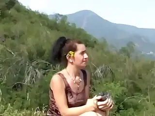 MILF brunette terabai dikongkek dalam hutan oleh dua lelaki asing yang horny: MILF brunette terlupa ini menemui nafsu tidak terduga di hutan, diambil oleh dua lelaki asing yang penuh nafsu. Bunyi daun dan rintihannya memenuhi udara, mencipta pengalaman mentah dan penuh emosi.