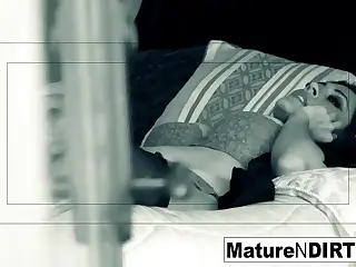 Une MILF brune se fait enregistrer en train de se doigter et baiser, offrant un aperçu de son monde privé. Chaque gémissement, chaque soupir est capturé, créant une atmosphère de voyeurisme intense.