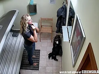 Eine blonde MILF mit großen Titten entspannt im Solarium, ihr Körper bräunt sich unter warmen Strahlen, die jede Kurve in goldenen Farbtönen betonen. Das leise Summen der Geräte vermischt sich mit sanften Seufzern und macht Entspannung zu subtiler Verführung. Schnelle Anpassungen führen zu tieferer Selbstbefriedigung – der Moment wird berauschend.