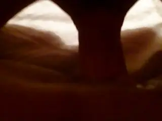 MILF-Fick: Die unwiderstehliche Schlafzimmer-Begegnung mit einer verführerischen MILF entfaltet sich, erfüllt von Stöhnen purer Ekstase, die ein Feuer ungezügelter Begierde entfacht. Jede Berührung, jeder Kuss ist ein Hauch roher Leidenschaft, der die Zuschauer einlädt, sich dem hemmungslosen Tanz der Lust hinzugeben.