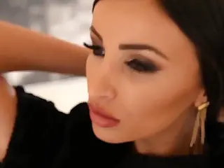 Sexgöttin Alyssia Kent lebt ihren Doppelpenetrations-Traum aus, Körper verschmelzen in einem wilden Mix aus Begierde und Wagemut. Schwere Atemzüge synchronisieren sich zum Rhythmus, eine Symphonie der Lust erfüllt den Raum. Sie gibt sich ganz hin und macht Fantasien zu spürbarem Glück.