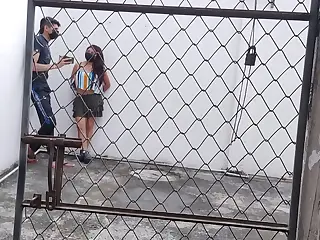 Die Jungs unterhalten sich, aber die Freundin ist zu heiß, um ignoriert zu werden – sie präsentiert ihren Arsch, als bettele sie um einen schnellen Fick! Die Versuchung ist zu stark, und schon verschwinden sie für eine schnelle Nummer. Sie liebt es, ihre Reize zur Schau zu stellen!