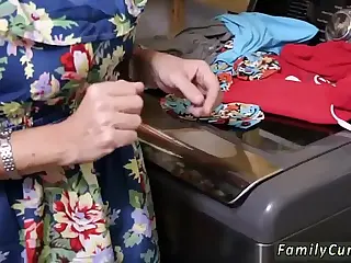 الزوجة الأم والأخت غير الشقيقة يغوصان في اللعب الشرجي بينما تعلمهما أم عزباء شقراء بتوجيهات صريحة. تتداخل التقلبات المفاجئة مع الدروس الممتدة، مما يكشف طبقات من الإثارة المحرمة. سرٌ يهمس في الضوء الخافت يضيف عمقًا، مما يجعل المشهد يهتز برغبات خفية.