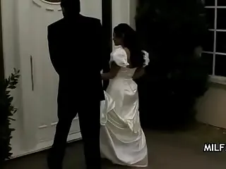 Le côté coquin de cette blonde MILF ressort dans cette aventure sexuelle audacieuse, ses regards séducteurs et ses caresses taquines vous rendant fou de désir. Son rire est contagieux.