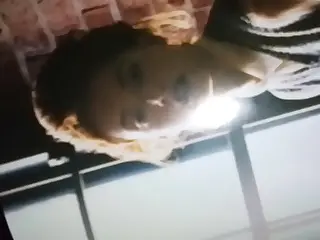 MILF pirang seksi melepaskan diri dengan cara yang menarik perhatian dan membangkitkan hasrat di seluruh ruangan. Usapan rambut yang singkat di bahu telanjang menggoda seperti bisikan, membangun antisipasi. Dia menguasai malam, gerakannya mengalir menjadi pusaran godaan dan kepuasan.