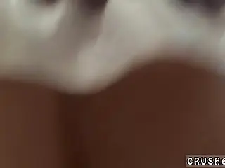 Seorang remaja Rusia berambut perang dan MILF yang menggoda berkongsi pisang dalam petualangan telan yang berwap, gurauan mereka menambah api. Ketawa mereka bercampur rintangan ketika mereka menikmati keseronokan bersama, ikatan terbentuk melangkaui umur dan pengalaman.