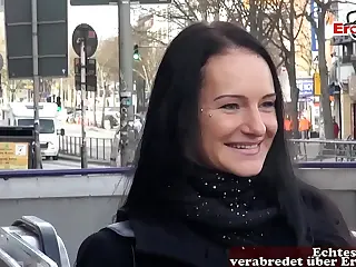 Model fitness Jerman terperangkap situasi memalukan saat mobilnya ditarik, berujung pertemuan panas di jalan yang bikin mata melotot. Jerit ban dan deru truk derek memudar di latar belakang saat keadaan memanas, dan hasrat dalamnya terbangun.