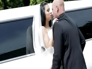 Die Braut wird in einer wilden Hochzeitsnacht-Fantasie gefickt, das knisternde weiße Kleid liegt auf dem Boden. Ihr Lachen hallt durch den Raum, während sie leidenschaftlich und hemdsärmelig agiert – die Hochzeitsgelübde kurz vergessen.