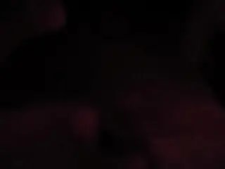 对着诱惑熟女打飞机堪称终极幻想，手掌动作与画面完美同步。现实与欲望在独处快感中交织，屏幕微光让自嗨更刺激。
