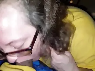 眼镜熟妇展现销魂口活，专注眼神让热度升级。镜片被喘息蒙上雾气，随着她老练的节奏律动。知性表情让深喉技术更显刺激，颅内高潮般的极致享受。