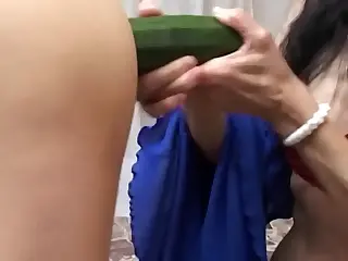 Khi MILF nghiệp dư dùng quả bí thám hiểm điểm nhạy cảm, những nụ liếm mê hoặc theo sát ngay sau, độ mát của rau củ tương phản với sức nóng khoái cảm. Những phút chơi khăm nhanh chóng nhường chỗ cho khám phá kéo dài, tiếng rên rỉ vang lên nhẹ nhàng. Trò chơi sáng tạo ấy đẩy lên cao trào, hòa quyện sự mới lạ với ham muốn tột độ.