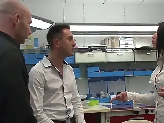 Bos kepala prostetik suruh pesta fuck pekerja nakal, arahan artifak bawa dinamik grup pelik tapi thrilling penuh twist tak terduga. Mereka ikut dengan gabungan ragu-ragu dan ghairah, badan bertumbuk dalam harmoni kacau. Licin tak wajar prostetik pada kulit sebenar cipta sensasi aneh, tingkatkan keseronokan tabu adegan.