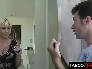 هذه الأم البديلة لديها شهوة لا يمكن كبحها، إنها مغرورة ودائماً تبحث عن الفرصة لتتسلل وتمارس الجنس مع كل فتى تراه، سمعتها تسبقها كالنار في الهشيم. شاهد عينيها تتألقان بالمكر وهي تحدد هدفها التالي، حفيف تنورتها كأغنية حوريات البحر تعد بمتع محرمة.