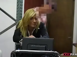 Une MILF chaude se penche sur le comptoir, se faisant baiser dur dans une scène de baise inattendue dans un PawnShop. Le bruit des pièces qui s’entrechoquent ajoute un rythme inattendu. Le désir monte vite, transformant l’échange en pur frisson.