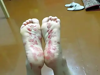 成熟伴侣的轻舔蜜蜡足交调教，探索足控的感官痒感世界。每次触摸都旨在引发颤抖呻吟，为夫妻增添亲密与刺激。