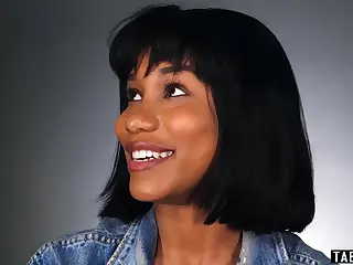 MILF ebony và em gái teen Jenna Foxx biểu diễn phụ nữ lên đỉnh trong màn khoe sức mạnh nữ quyền. Những rung động cơ bắp dưới tay chạm khiến tiếng thở dài vang sâu. Cuộc khám phá mở ra tầng tầng khoái cảm, mỗi khám phá đều đầy quyền lực.
