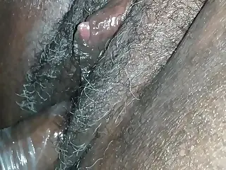 面具哥伺候寂寞黑珍珠轻熟女爽翻天，动作节奏如洪水奔流。兴奋气味萦绕，加剧感官过载。每次交合都以和谐释放收场，回荡整夜。