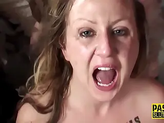 Une MILF soumise se prépare à l'impact d'une action anale, son corps tremblant alors qu'elle se fait couvrir de sperme chaud marquant l'apogée. La projection chaude frappe comme une tempête soudaine, se mêlant aux halètements qui brisent le silence. La soumission avide transforme la douleur en plaisir, créant une cascade de sensations qui la laissent sans souffle et satisfaite.