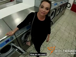 Rasakan blowjob liar dari MILF di tempat umum yang berakhir dengan facial deras untuk Dirty Priscilla. Matanya membelalak penuh ekstasi saat menerima hadiah kremnya.