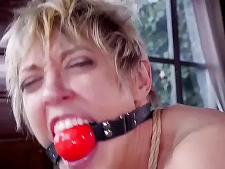 年轻猛男主导这场熟女与少女的肛交双飞，经验与青春的碰撞既挑衅又火热