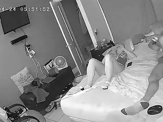الـMILF تستسلم لضربات مهبلية مكثفة تدمر الكبت، محولة الضعف إلى مصدر للنشوة القوية. الانزلاق المبتل والقبضات القوية يترددان في المكان، مشكلين توترًا محسوسًا. صرخات قصيرة تختلط بأنفاس أطول، علامة على ذروة الاستسلام.