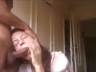 حرف‌های کثیف فرانسوی با پاشنه‌های قرمز ترکیب شده‌اند؛ اینجا لباس اختیاری است و لذت تنها قانون.