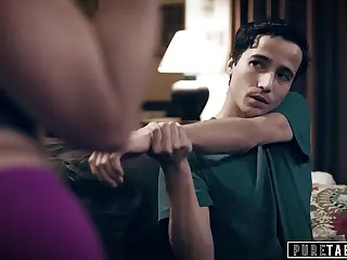 Pure Taboo پسر ناتنی حسود را نشان میدهد که زن ناتنیاش را برای انتقامجویی وحشیانه اغوا میکند، با تمایلات ممنوع شعلهور میشود. هوا از تنش ترک میخورد وقتی او به او هر چیزی را میدهد که شوهرش نمیدهد.