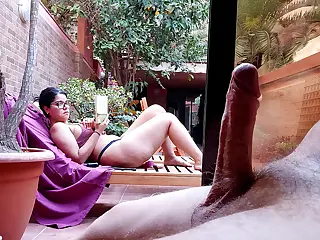 Un beau-fils, enhardi par la luxure, expose sa grosse bite sur la terrasse, un étalage audacieux destiné au regard captivé d'une MILF à travers la fenêtre, et cette vue de ses tétons durs attise encore plus son excitation, tandis que les voisins deviennent des voyeurs involontaires de ce tableau érotique. Le frisson interdit s'intensifie à chaque instant, alors qu'elle se tient là, une vision de tentation, et il ne peut s'empêcher d'étaler son désir pour elle.