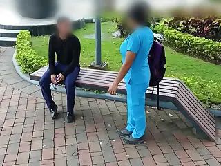 تخيل الفضيحة! وزيرة الصحة المكسيكية، ممرضة بالنهار، تتحول إلى فاتنة مغرية بالليل، تدعو الرجال إلى منزلها لمغامرات جامحة. بيتها يصبح ملاذًا للشغف الجامح، بعيدًا عن البيئات المعقمة، حيث تنشأ مغامرات جنسية مكثفة خلف الأبواب المغلقة، عالم سري مختبئ تحت قناعها المهني.