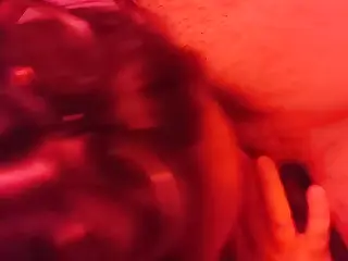 Une MILF canons avec des formes alléchantes provoque avec une pipe et des jeux de seins, ses lèvres et sa chair travaillant dans un mélange de séduction joueuse qui enflamme la scène. La pression douce de ses courbes contre des mains avides crée une texture invitante qui amplifie chaque mouvement, arrachant des halètements de plaisir. Ils avancent, là où l'action monte vers un climax collant qui laisse tout le monde satisfait.