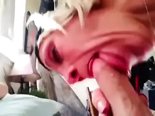 Die blonde Amateur-MILF Walt Jisney glänzt in einer Blowjob-Kompilation, mit geschickter Verführung von Anfang bis Ende. Feuchte Geräusche locken die Zuschauer in den intimen Fluss. Die Szenen verschmelzen nahtlos und steigern die Spannung mit jedem Moment.