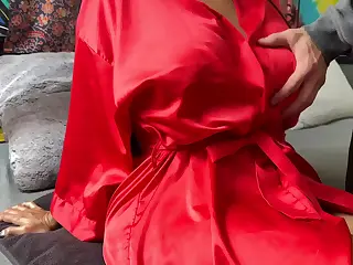 Une MILF en quête de plans cul torrides pour des nuits coquines, lâchant prise et se laissant aller à des plaisirs sans tabous, se rend au bar dans sa petite robe noire la plus sexy. Chaque rencontre est l'occasion d'explorer de nouveaux fantasmes et de repousser les limites, créant des souvenirs inoubliables.