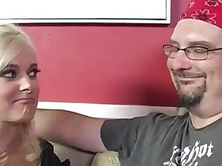 素人熟妇与黑吊猛男激情跨种族交配 肤色对比在柔光下闪烁 呻吟声充斥着原始欲望 每次抽插都让快感飙升 汗水和淫水交融 带你进入他们放纵的肉欲世界