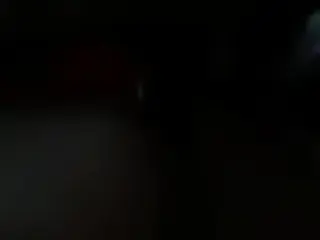 این الهه سیاه‌پوست بلده چطور توجه رو جلب کنه، با یه نمایش سکسی تک‌نفره و هر حرکت و نگاه پرشهوتش. میپیچه و ناله میزنه، سمفونی لذت ناب و بی‌نظیری که فقط برای خوشحالی تو اجرا میشه!