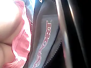 Chỉ một thoáng lộ đùi cũng thành lời mời gọi không thể cưỡng lại, khi mẹ MILF vén váy tung ra cả bầu trời khiêu khích. Ánh nhìn trộm tội lỗi đủ khơi dậy ngàn phim sex trong đầu, khiến bạn thèm khát được khám phá bí mật của ả.