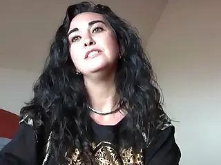 Wanita sopan di luar berubah jadi jalang di ranjang, ungkap sisi tersembunyi yang menggoda dan tak tertahankan! Lihat dia berubah dari malu-malu jadi liar.