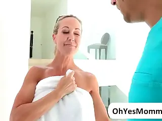 Ibu tiri Brandi Love memanaskan momen bersama kekasih anak tirinya, menambahkan kenikmatan murni ke dalamnya. Tawa berubah menjadi rintihan saat semuanya memanas, tubuh saling terjerat dengan mudah. Sentuhan lembut rambut di kulit menambah kontras yang sensual terhadap intensitas yang membara.