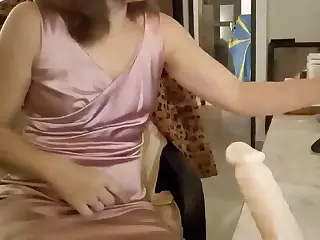 اسلوت آماتور بلوند با لباس صورتی برای دیت‌تزنی و سکس، انرژی بازیگوشش جذاب‌ست وقتی که هوس‌هاش رو کشف می‌کنه. ببین چطور چشما