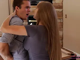 Mütter unterrichten in Sex, während diese Mom ihrer Stieftochter neue Tricks zeigt und Anleitung in eine Lektion brennender Leidenschaft verwandelt. Sie erkunden gemeinsam, Lachen mischt sich mit Seufzern im hitzigen Austausch. Eine zarte Berührung verweilt wie ein Funke, entfesselt eine Kette von Entdeckungen, die sich verboten und doch befreiend anfühlen.