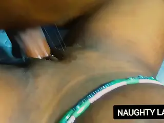 La chatte juteuse d'une belle-soirée ébène amateur jouit deux fois d'une baise hardcore. L'excitation est contagieuse, et la passion n'a pas de limites.