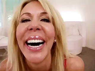 Erica Lauren, une MILF cougar, est là pour donner des pipes incroyables et avaler chaque goutte d'une énorme bite. Ses compétences sont indéniables et sa passion est palpable, promettant une expérience torride et inoubliable remplie de pur plaisir.