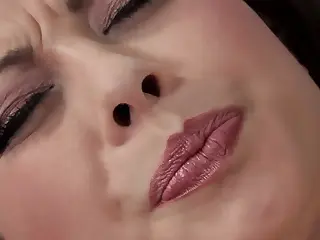 褐发女郎穿着黑色丝袜挑逗，丝滑质感如秘密承诺般滑过肌肤。阴影在曲线上舞动，吸引目光，每一次缓慢的展示都增添了紧张感。呼吸加快，最终爆发为赤裸的欲望。