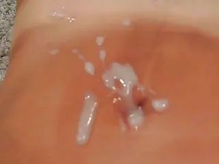 MILF dengan pantat gede dan tetek indah ini main kotor sendiri, kasih blowjob dulu sebelum digencet anal keras-keras dan ditembakin di perut sebagai tanda terima kasih! Adegannya panas, dipenuhi energi liar dan primal.
