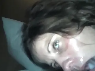 Nach einer schweißtreibenden Anal-Session beobachtet er mit tiefer Zufriedenheit, wie die kurvige blonde MILF gierig sein Sperma aufleckt, ihr Mund fängt jeden Tropfen. Ihre Lust ist unverkennbar, als sie die cremige Ladung schluckt, ihr Gesicht voll mit seinem Samen.