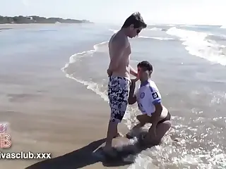 Baiser sauvage sur la plage avec des amants enlacés dans le sable, les vagues s'écrasent tandis que leurs corps s'entrechoquent dans une union frénétique. Peau embrassée par le sel et murmures urgents se mêlent au rugissement de l'océan, amplifiant l'urgence crue du moment. Ils se livrent aux éléments, forgeant une connexion qui brûle intense et libre.