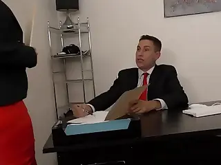 熟女老板克劳迪娅沉迷于粗野硬核性爱，她的每项要求都被饥渴满足。激烈的动作与随之而来的喘息形成动态节奏，手指在汗湿肌肤上的轻抚将支配推向高潮。